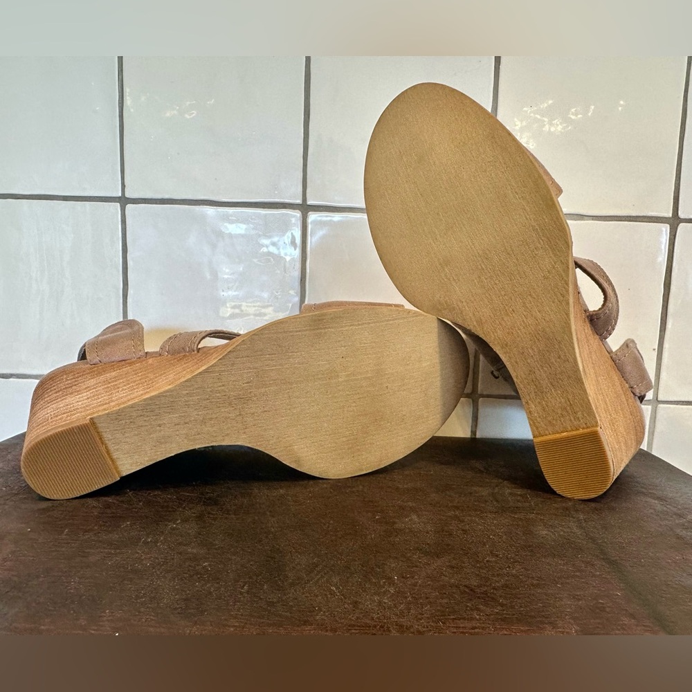 Very G Tan Wedge Sandals Women 8.5 - Picture 4 of 4